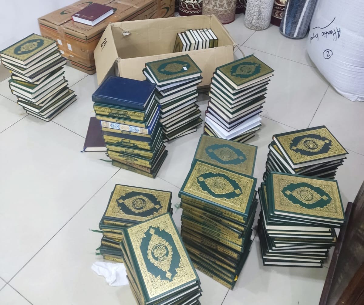 MELETAKKAN MUSHAF QUR'AN DI LANTAI